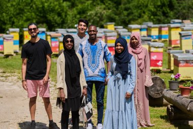 Çeşitli genç arkadaşlar ve girişimciler kırsal kesimin doğal ortamında küçük bal üretim şirketlerini araştırıyorlar.