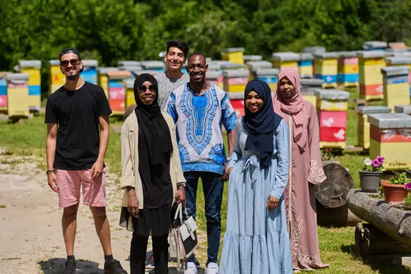 Çeşitli genç arkadaşlar ve girişimciler kırsal kesimin doğal ortamında küçük bal üretim şirketlerini araştırıyorlar.
