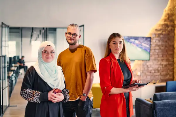 Gruppe Unge Forretningskolleger Herunder Kvinde Hijab Står Forenet Den Moderne Royaltyfrie stock-fotos