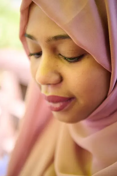 Mellemøstlig Pige Iført Hijab Med Lyst Smil Lyserødt Tørklæde Fanget Stock-foto