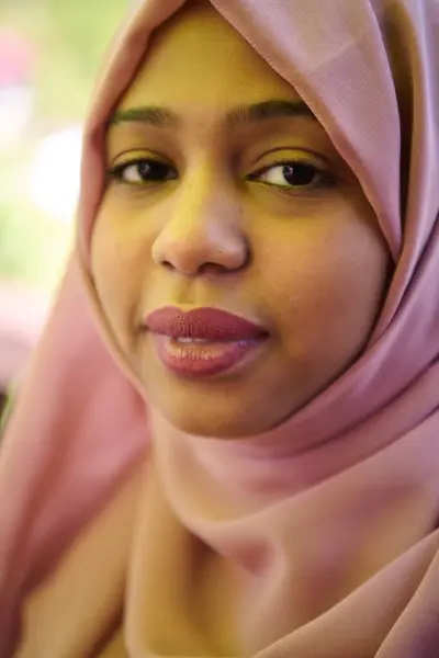 Mellemøstlig Pige Iført Hijab Med Lyst Smil Lyserødt Tørklæde Fanget Stock-billede