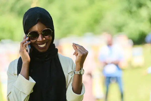 Mellemøsten Muslimske Kvinde Hijab Bruger Smartphone Mens Forvaltningen Lille Biavl Stock-foto