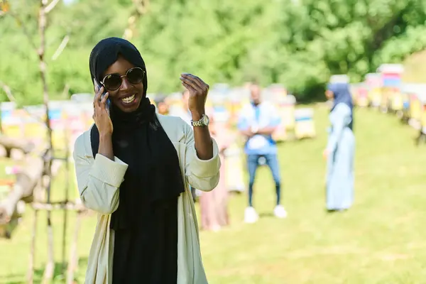 Mellemøsten Muslimske Kvinde Hijab Bruger Smartphone Mens Forvaltningen Lille Biavl Royaltyfrie stock-fotos