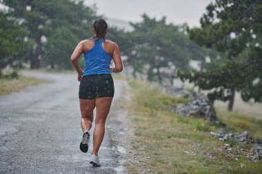 Yağmurlu ya da güneşli, kendini antrenmanlara adamış bir maraton koşucusu, gözleri bitiş çizgisinde.. 