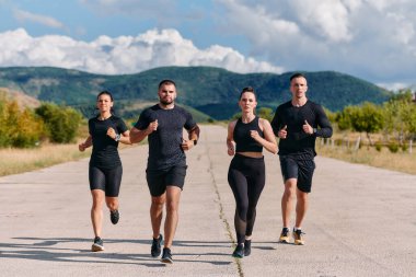Profesyonel bir atletizm takımı, yaklaşan maratona hazırlanmak için en yüksek performansa koşuyor.. 