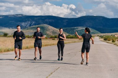 Profesyonel bir atletizm takımı, yaklaşan maratona hazırlanmak için en yüksek performansa koşuyor.. 