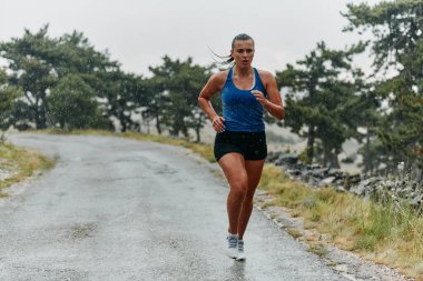 Yağmurlu ya da güneşli, kendini antrenmanlara adamış bir maraton koşucusu, gözleri bitiş çizgisinde.. 