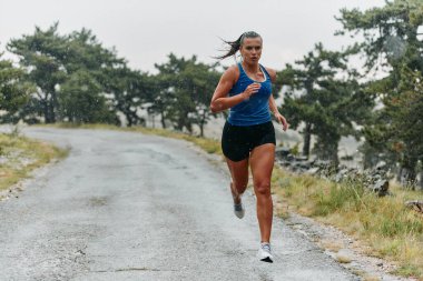 Yağmurlu ya da güneşli, kendini antrenmanlara adamış bir maraton koşucusu, gözleri bitiş çizgisinde.. 