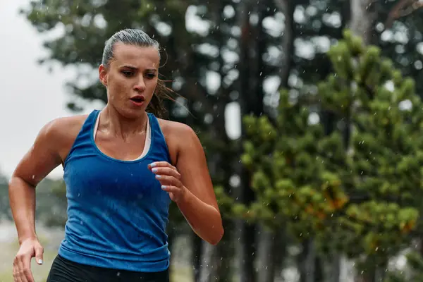 Regn Eller Glans Dedikeret Marathoner Kræfter Gennem Hendes Træning Løb Stock-billede