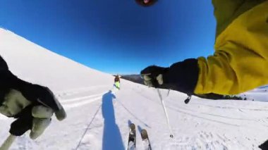 Güzel bir kış günü, güneşli bir günde Alpler tatil köyünde kar pistinde kayak yaparken 360 pov manzaralı güneşli bir günde..