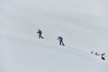 Bir grup profesyonel kayak dağcısı son model ekipmanlarla tehlikeli bir kar zirvesine tırmandılar.. 