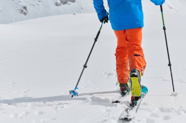 İyi giyimli dağcıların yakın çekimi sayısız maceranın hikayesini gözler önüne seriyor ve cesur bir tırmanışa daha hazırlanıyor.. 