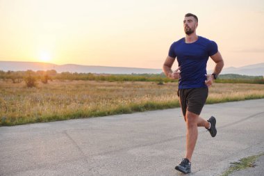 Yüksek motivasyona sahip bir maraton koşucusu, hedeflerine ulaşmak için yanıp tutuşan arzusuyla yaklaşan yarışı için amansız bir şekilde antrenman yaparken kararlılığını sergiliyor.. 