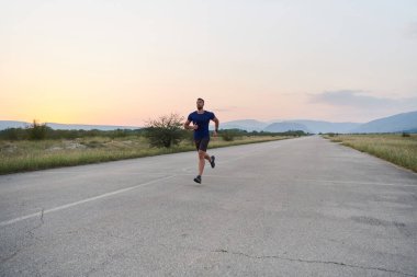 Yüksek motivasyona sahip bir maraton koşucusu, hedeflerine ulaşmak için yanıp tutuşan arzusuyla yaklaşan yarışı için amansız bir şekilde antrenman yaparken kararlılığını sergiliyor.. 