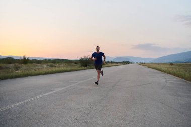 Yüksek motivasyona sahip bir maraton koşucusu, hedeflerine ulaşmak için yanıp tutuşan arzusuyla yaklaşan yarışı için amansız bir şekilde antrenman yaparken kararlılığını sergiliyor.. 