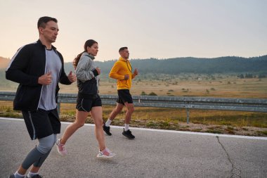 Bir grup spor arkadaşı şafaktan önce koşmak için bir araya gelirler, sisli hava ve sabahın erken saatlerinde bir yoldaşlık ve kararlılık ortamı yaratırlar.. 