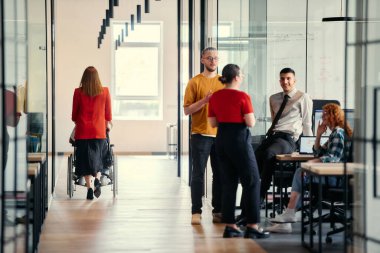 Genç girişimcilerden oluşan dinamik bir grup modern cam ofis içinde canlı bir tartışmaya girişiyor, yeni iş projelerini keşfediyor ve yenilikleri teşvik ediyor.