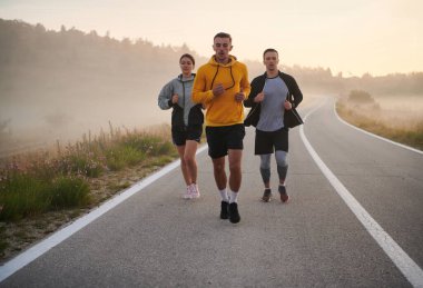 Bir grup spor arkadaşı şafaktan önce koşmak için bir araya gelirler, sisli hava ve sabahın erken saatlerinde bir yoldaşlık ve kararlılık ortamı yaratırlar.. 