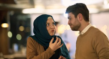  Müslüman Avrupalı çift kahkaha ve neşeyi paylaşırken, kutsal Ramazan ayında iftar sırasında lezzetli hamur işlerinin tadını çıkarırken, neşe, kültür kutlaması ve aşçılık zevkine örnek gösteriliyor.. 