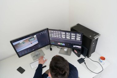Uzman yazılım kullanarak dijital görüntüleri geliştiren profesyonel video düzenleyici. Ev ofisinin çalışma alanı üzerinde uzman video fotoğrafçısı çift ekran çalışma istasyonu bilgisayarının çalışma yerinde düzenleme