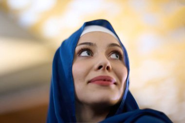 Modern bir restoranda, güzel Avrupalı Müslüman bir kadın kutsal Ramazan ayı boyunca zarafet ve ruhani huzuru somutlaştıran ortam ve yemek zevklerinin tadını çıkarıyor.