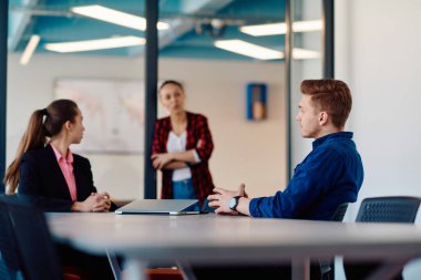 Başarılı programcılardan oluşan bir ekip bir başlangıç ofisinde oturuyor, yeni iş projeleri tasarlıyor ve mevcut sorunları çözüyorlar, teknoloji endüstrisinde yenilik ve işbirliği sergiliyorlar.. 