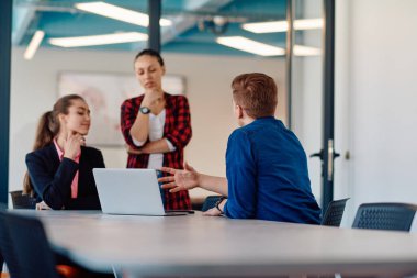 Başarılı programcılardan oluşan bir ekip bir başlangıç ofisinde oturuyor, yeni iş projeleri tasarlıyor ve mevcut sorunları çözüyorlar, teknoloji endüstrisinde yenilik ve işbirliği sergiliyorlar.. 