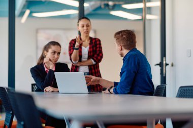 Başarılı programcılardan oluşan bir ekip bir başlangıç ofisinde oturuyor, yeni iş projeleri tasarlıyor ve mevcut sorunları çözüyorlar, teknoloji endüstrisinde yenilik ve işbirliği sergiliyorlar.. 