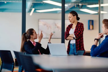 Başarılı programcılardan oluşan bir ekip bir başlangıç ofisinde oturuyor, yeni iş projeleri tasarlıyor ve mevcut sorunları çözüyorlar, teknoloji endüstrisinde yenilik ve işbirliği sergiliyorlar.. 