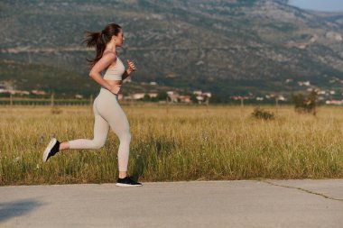 Dayanıklılık ve kararlılığı somutlaştıran tek bir koşucu, sağlıklı bir yaşam tarzını benimserken, yaklaşan maraton müsabakaları için hazırlanarak, coşkuyla fitness hedeflerini takip eder. 
