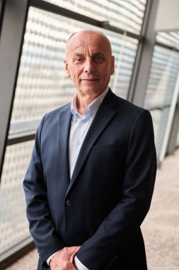 Yaşlı bir işadamı, çağdaş bir konferans odası düzenine güvenir..