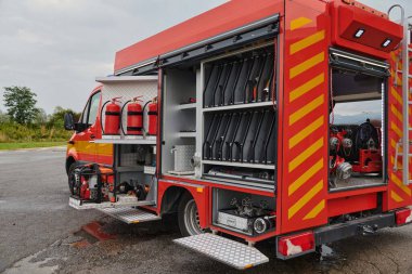 Gelişmiş kurtarma teknolojisiyle donatılmış son model bir itfaiye aracı, yetenekli itfaiye ekibiyle hazır bekliyor. Acil durumlara müdahale etmeye ve müdahale etmeye hazır.