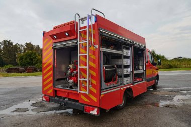 Gelişmiş kurtarma teknolojisiyle donatılmış son model bir itfaiye aracı, yetenekli itfaiye ekibiyle hazır bekliyor. Acil durumlara müdahale etmeye ve müdahale etmeye hazır.