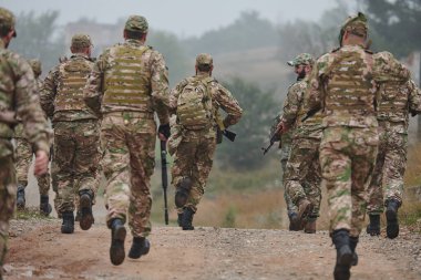 Disiplinli ve özel bir askeri birlik, kamuflajlı, stratejik devriye gezen ve yüksek bahisli bir ortamda kontrolü elinde tutan, hassasiyetlerini, birliklerini ve hazırlıklarını gösteren