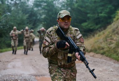 Bir grup seçkin asker askeri kampta tutsaklara önderlik ediyor. Gözaltı ve güvenlik operasyonlarında gergin bir atmosfer sergiliyorlar.. 