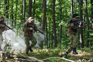 Uzman bir askeri anti-terör birimi yoğun, tehlikeli ormanlık alanda hassas, disiplinli ve stratejik olarak hazır olduğunu gösteren gizli bir operasyon yürütüyor.. 