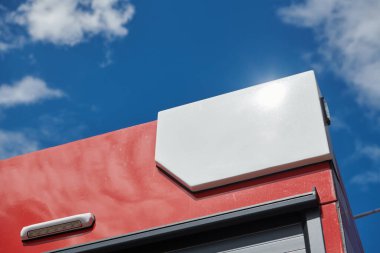 Modern bir itfaiye aracında gerekli itfaiye ekipmanlarının yakın çekimi, tehlikeli yangın durumlarına karşı acil durum ekipmanları ve ekipmanlar hazır.. 