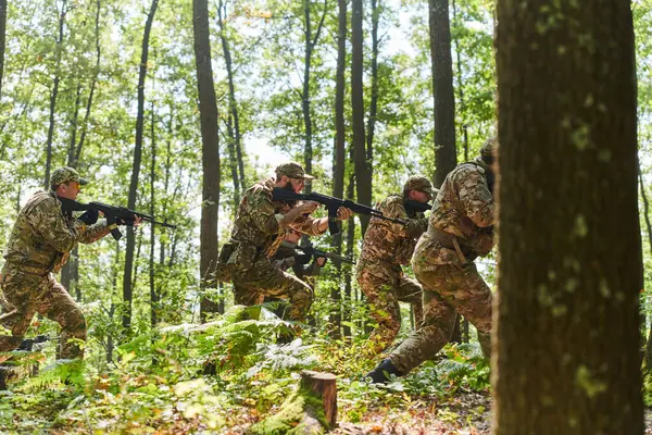 Disiplinli ve özel bir askeri birlik, kamuflajlı, stratejik devriye gezen ve yüksek bahisli bir ortamda kontrolü elinde tutan, hassasiyetlerini, birliklerini ve hazırlıklarını gösteren