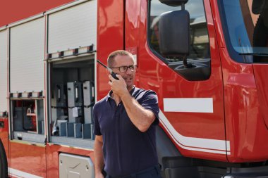 Kendini adamış bir itfaiyeci, bir anlık iletişimle yakalanır, modern bir itfaiye aracının önünde durur, ve teknolojinin acil durum müdahalesinde kusursuz bütünleşmesini gösterir.. 