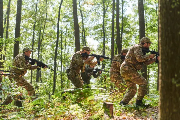 Disiplinli ve özel bir askeri birlik, kamuflajlı, stratejik devriye gezen ve yüksek bahisli bir ortamda kontrolü elinde tutan, hassasiyetlerini, birliklerini ve hazırlıklarını gösteren