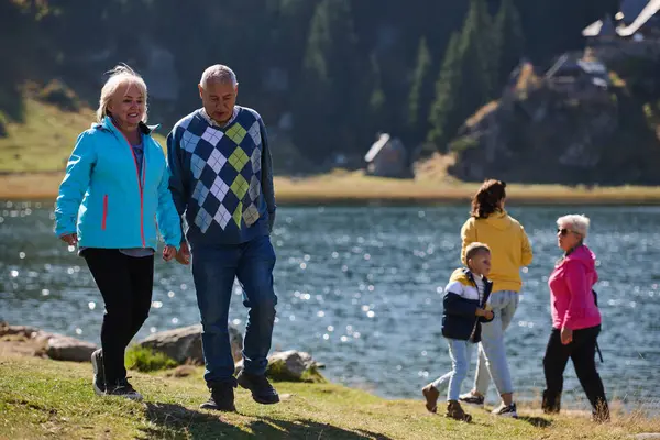 Bir aile, dağların, göllerin ve dolambaçlı yolların çarpıcı manzaraları arasında, sağlıklı bir yaşam tarzını ve aile bağlarının mutluluğunu kucaklayarak arkadaşlarıyla keyifli anlar paylaşır.