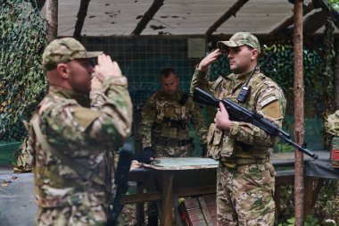 Kendini işine adamış bir asker seçkin birliğini selamlıyor, en tehlikeli askeri operasyonlara hazırlık ve dostluk gösterisi sergiliyor.. 