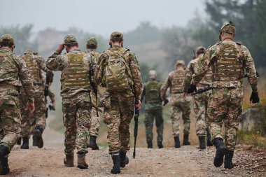 Disiplinli ve özel bir askeri birlik, kamuflajlı, stratejik devriye gezen ve yüksek bahisli bir ortamda kontrolü elinde tutan, hassasiyetlerini, birliklerini ve hazırlıklarını gösteren