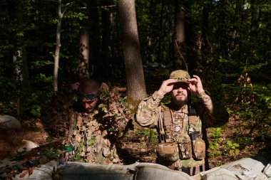  İki seçkin asker titizlikle tehlikeli bir askeri operasyona hazırlanıyorlar. Stratejik hazırlık, disiplin ve takım çalışmasını somutlaştırıyorlar. Yoğunluk ve tehlikelerle dolu bir göreve hazırlanıyorlar.