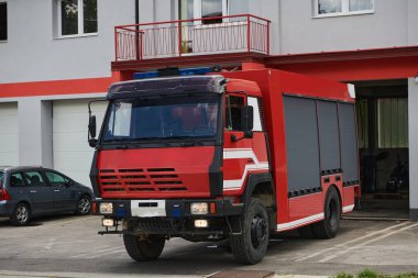 Gelişmiş kurtarma teknolojisiyle donatılmış son model bir itfaiye aracı, yetenekli itfaiye ekibiyle hazır bekliyor. Acil durumlara müdahale etmeye ve müdahale etmeye hazır.