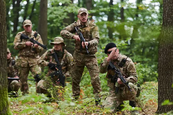 Disiplinli ve özel bir askeri birlik, kamuflajlı, stratejik devriye gezen ve yüksek bahisli bir ortamda kontrolü elinde tutan, hassasiyetlerini, birliklerini ve hazırlıklarını gösteren