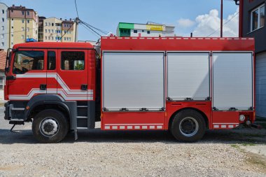 Gelişmiş kurtarma teknolojisiyle donatılmış son model bir itfaiye aracı, yetenekli itfaiye ekibiyle hazır bekliyor. Acil durumlara müdahale etmeye ve müdahale etmeye hazır.