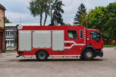 Gelişmiş kurtarma teknolojisiyle donatılmış son model bir itfaiye aracı, yetenekli itfaiye ekibiyle hazır bekliyor. Acil durumlara müdahale etmeye ve müdahale etmeye hazır.
