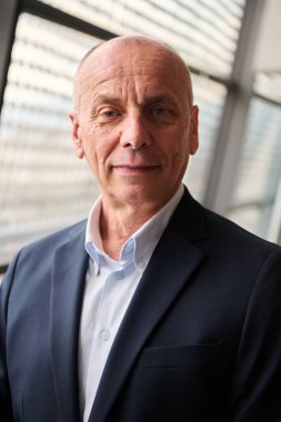 Yaşlı bir işadamı, çağdaş bir konferans odası düzenine güvenir..