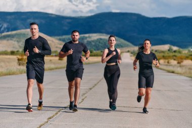 Profesyonel bir atletizm takımı, yaklaşan maratona hazırlanmak için en yüksek performansa koşuyor.. 